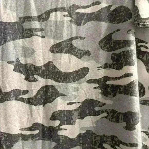 Women’s camo top with rounded neck & rounded bottom with ruffle sleeves Size LG - Picture 2 of 7